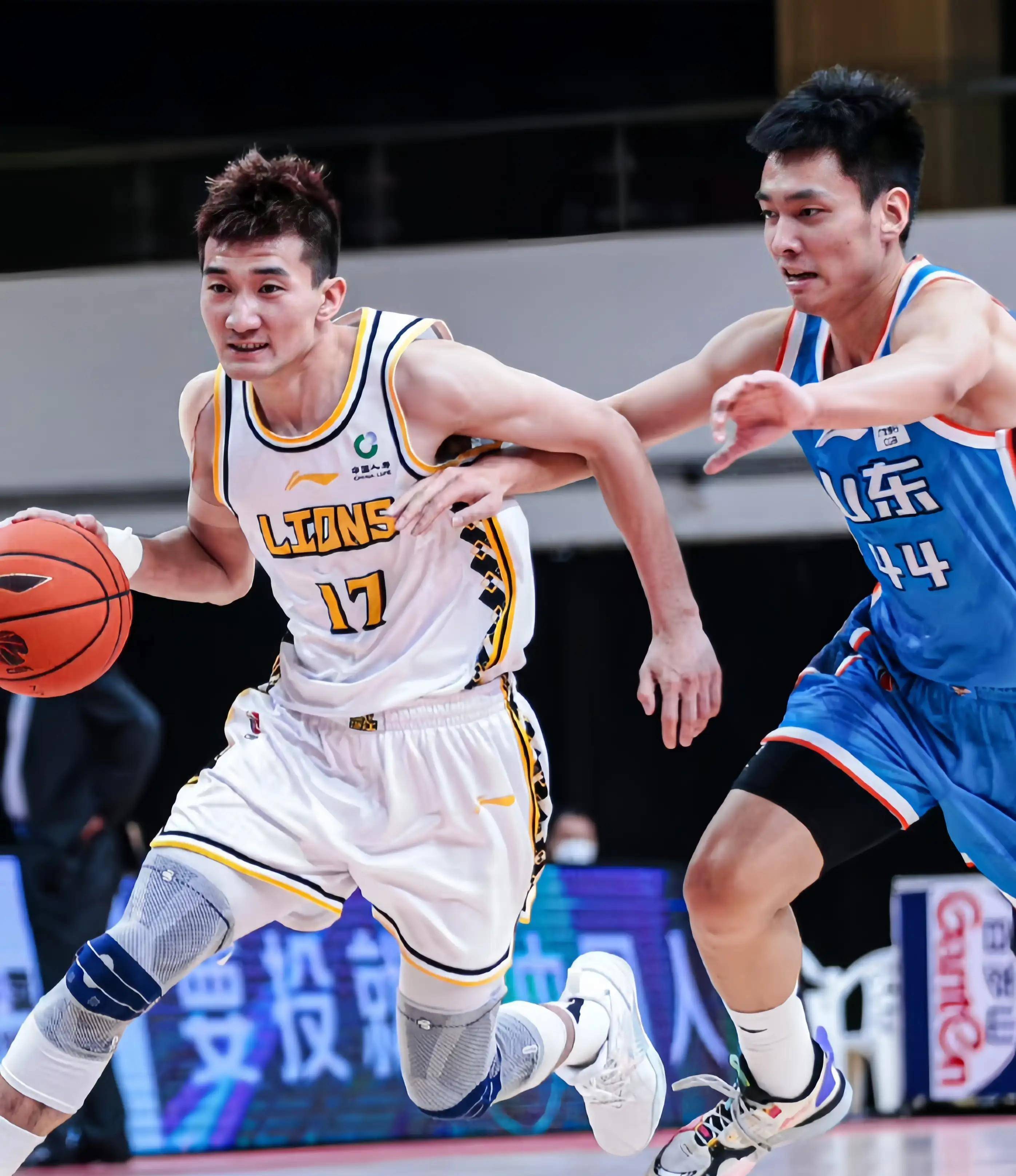 与队员反复 与队员反复